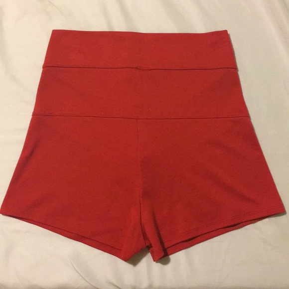 Red high waisted shorts - Picture 2 of 4